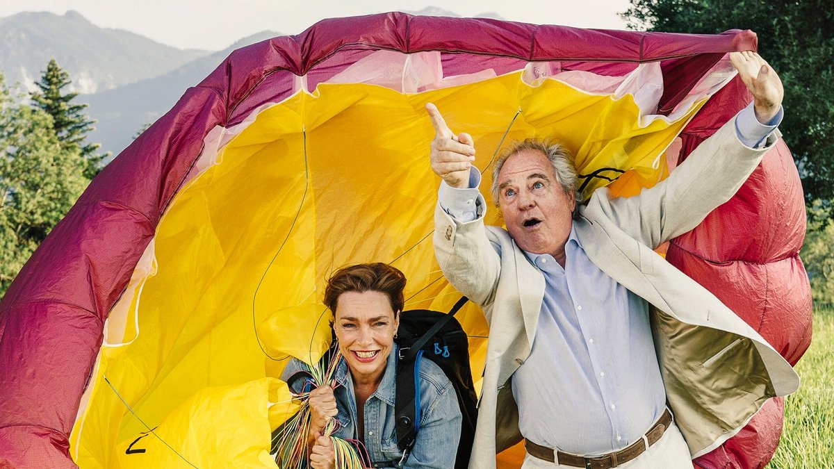 "Zimmer mit Stall: Schwiegermutter im Anflug": Pensionswirtin Sophie (Aglaia Szyszkowitz) mit Stallbewohner Barthl (Friedrich von Thun).. © ARD Degeto/Hendrik Heiden