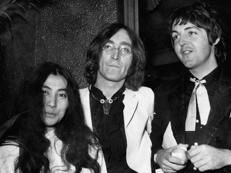 Yoko Ono mit den Beatles John Lennon (M.) und Paul McCartney.. © imago stock&people