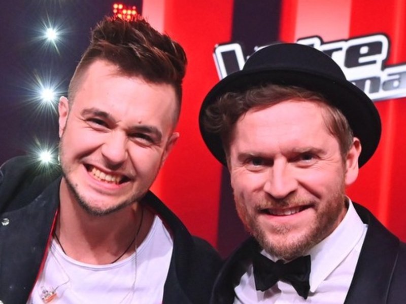 Sebastian Krenz (li.) und Johannes Oerding freuen sich über den "The Voice"-Sieg.. © SAT.1/ProSieben/Claudius Pflug