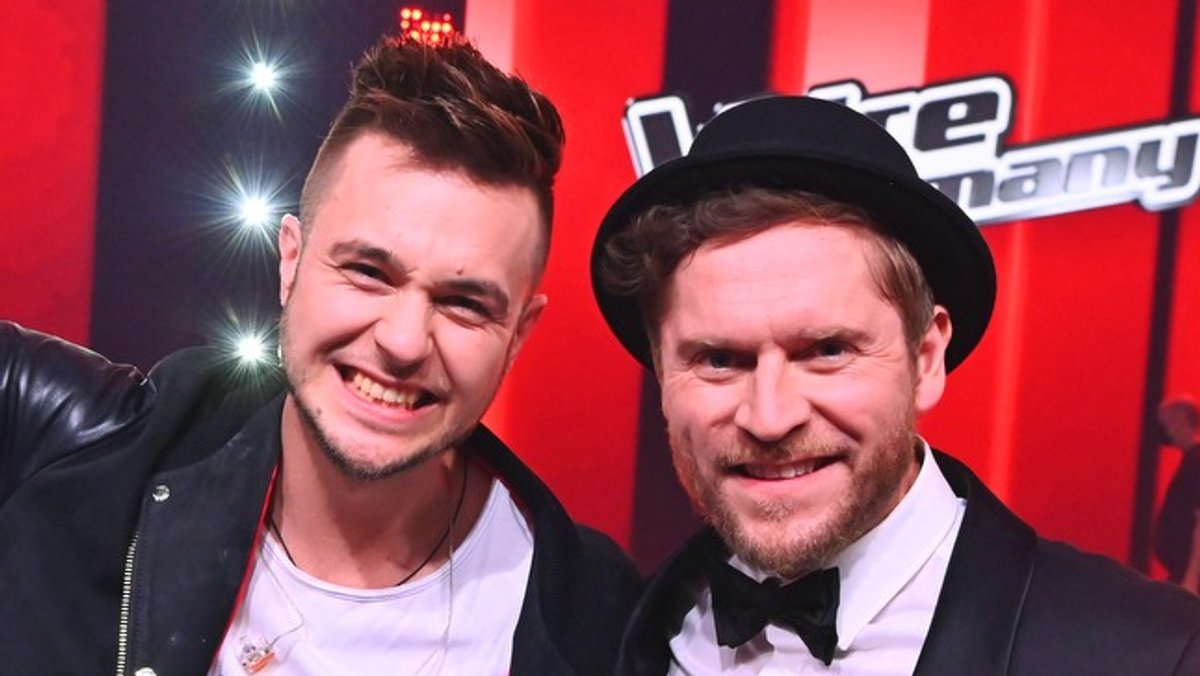 Sebastian Krenz (li.) und Johannes Oerding freuen sich über den "The Voice"-Sieg.. © SAT.1/ProSieben/Claudius Pflug