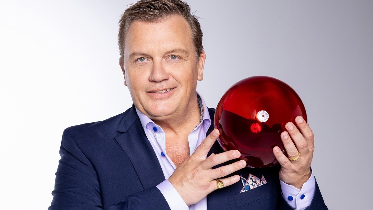 Hape Kerkeling ist zurück im TV und startet auch wieder als Sänger durch.. © RTL / Boris Breuer