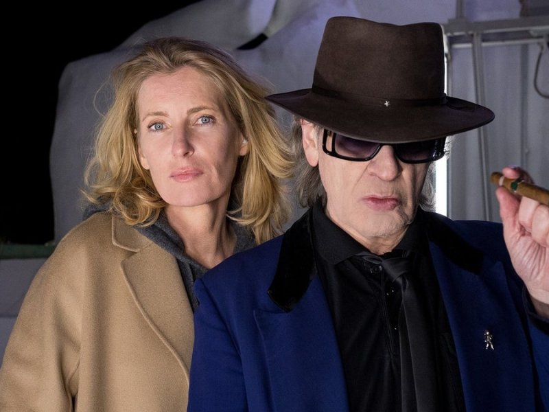 "Tatort: Alles kommt zurück": Charlotte Lindholm (Maria Furtwängler) und Udo Lindenberg treffen aufeinander.. © NDR/Frizzi Kurkhaus