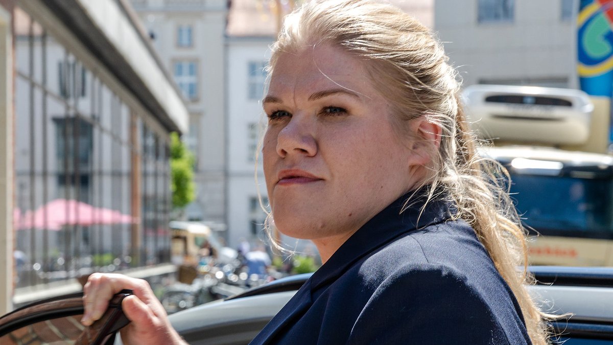 "Polizeiruf 110: Hermann": Kriminalhauptkommissarin Alexandra Luschke (Gisa Flake) unterstützt die Ermittlungen.. © rbb/Maor Waisburd