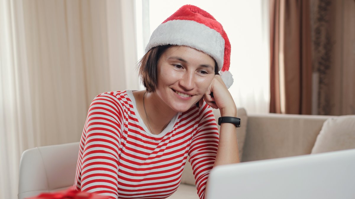 An einer Weihnachtsfeier werden 2021 viele Arbeiterinnen und Arbeiter wohl nur digital teilnehmen.. © Yuriy Seleznev/Shutterstock.com