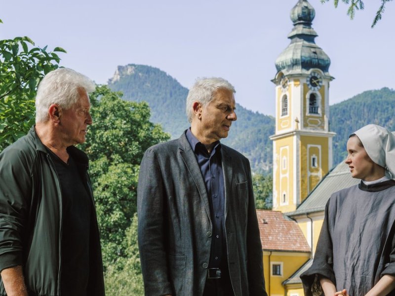 "Tatort: Wunder gibt es immer wieder": Die Kommissare Ivo Batic (Miroslav Nemec) und Franz Leitmayr (Udo Wachtveitl) verhören Schwester Antonia (Maresi Riegner).. © BR/Roxy Film GmbH/Hendrik Heiden