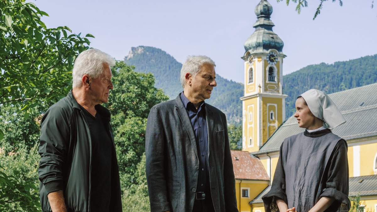 "Tatort: Wunder gibt es immer wieder": Die Kommissare Ivo Batic (Miroslav Nemec) und Franz Leitmayr (Udo Wachtveitl) verhören Schwester Antonia (Maresi Riegner).. © BR/Roxy Film GmbH/Hendrik Heiden