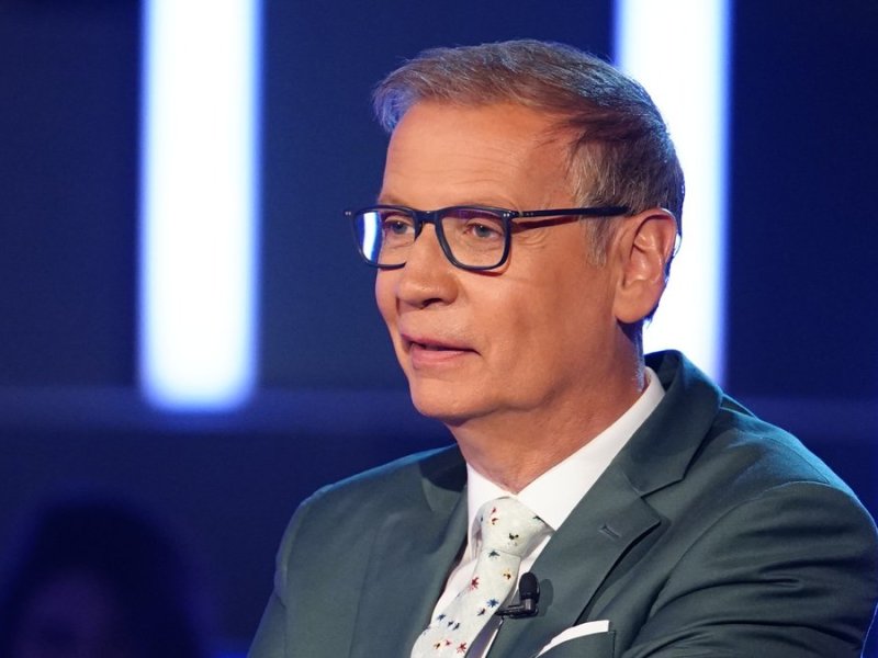 Günther Jauch darf die 83-jährige Renate Muddemann bei "Wer wird Millionär?" begrüßen.. © RTL / Stefan Gregorowius