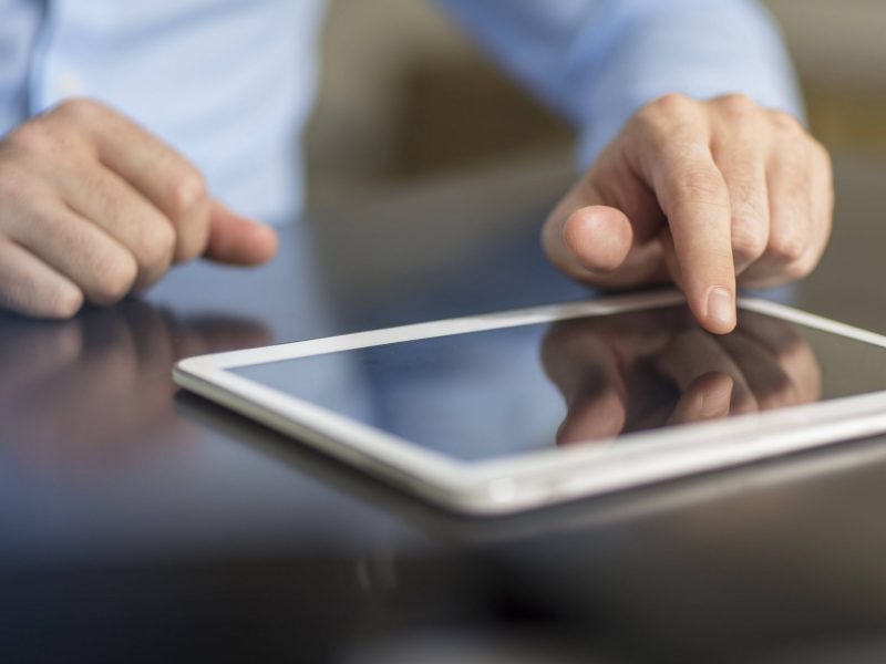 Mann arbeitet mit Tablet