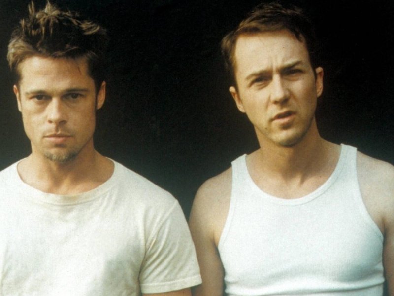 Brad Pitt (l.) und Edward Norton wundern sich über neues "Fight Club"-Ende.. © imago images/Mary Evans