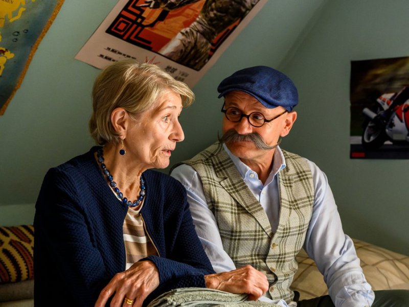 "Horst Lichter - Keine Zeit für Arschlöcher": Horst Lichter (Oliver Stokowski) sitzt gemeinsam mit seiner Mutter Margret (Barbara Nüsse) in seinem alten Kinderzimmer.. © ZDF und Willi Weber