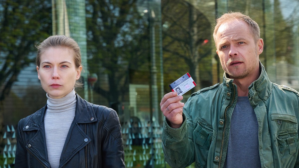 "Die Toten vom Bodensee - Das zweite Gesicht": Hannah Zeiler (Nora Waldstätten) und Micha Oberländer (Matthias Koeberlin) im Einsatz.. © ZDF/Bernd Schuller