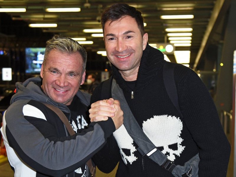 Lucas Cordalis (r.) mit Begleiter Peter Klein am Flughafen in Frankfurt am Main.. © imago images/Gartner