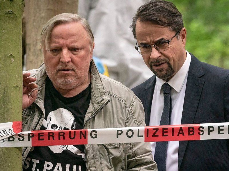 "Tatort: Des Teufels langer Atem": Kommissar Thiel (Axel Prahl) trifft mit Professor Boerne (Jan Josef Liefers) am Tatort ein.. © WDR/Molina Film/Thomas Kost