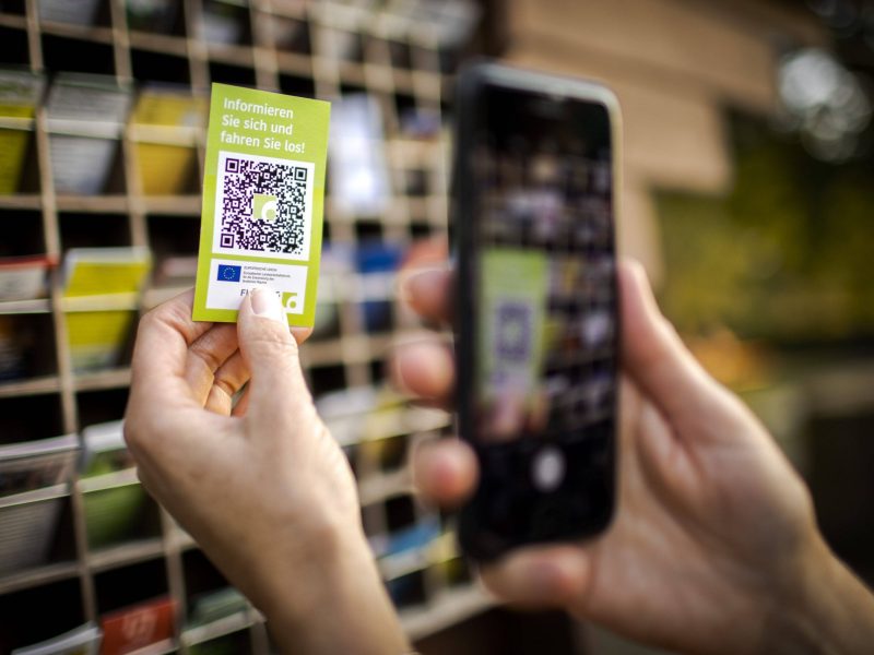 QR-Code wird per Smartphone gescannt