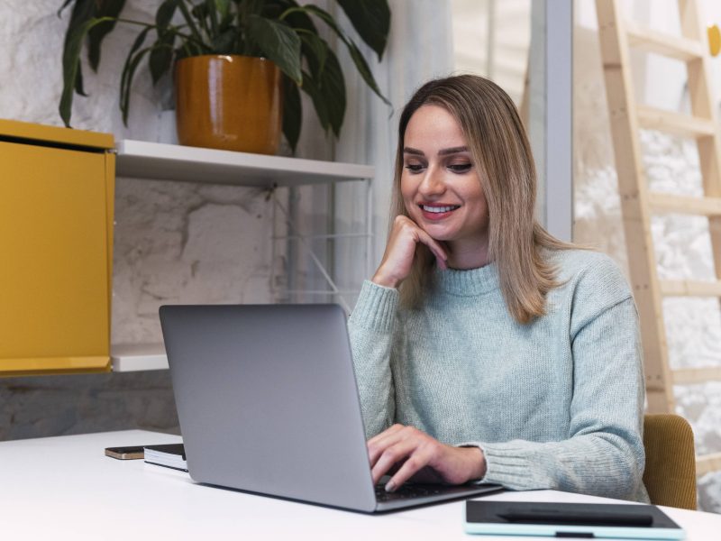 Frau sitzt vor dem Laptop