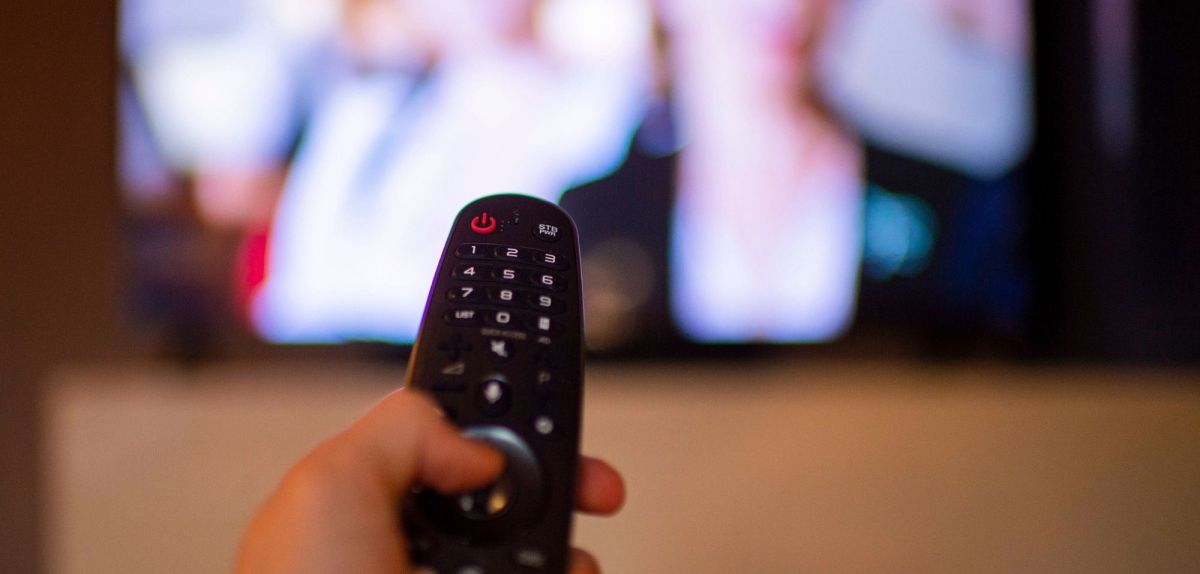 TV Fernseher mit Fernbedienung