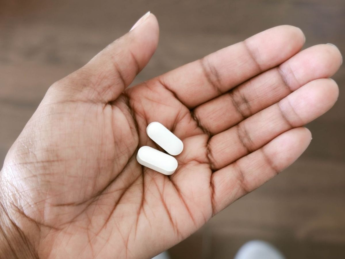 Schmerztabletten in einer Hand