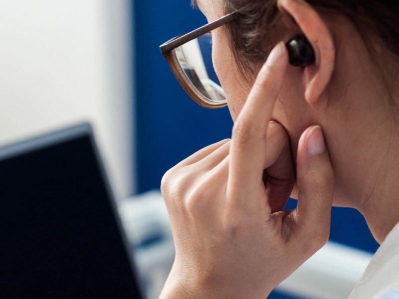 Frau mit In-Ear-Kopfhörern