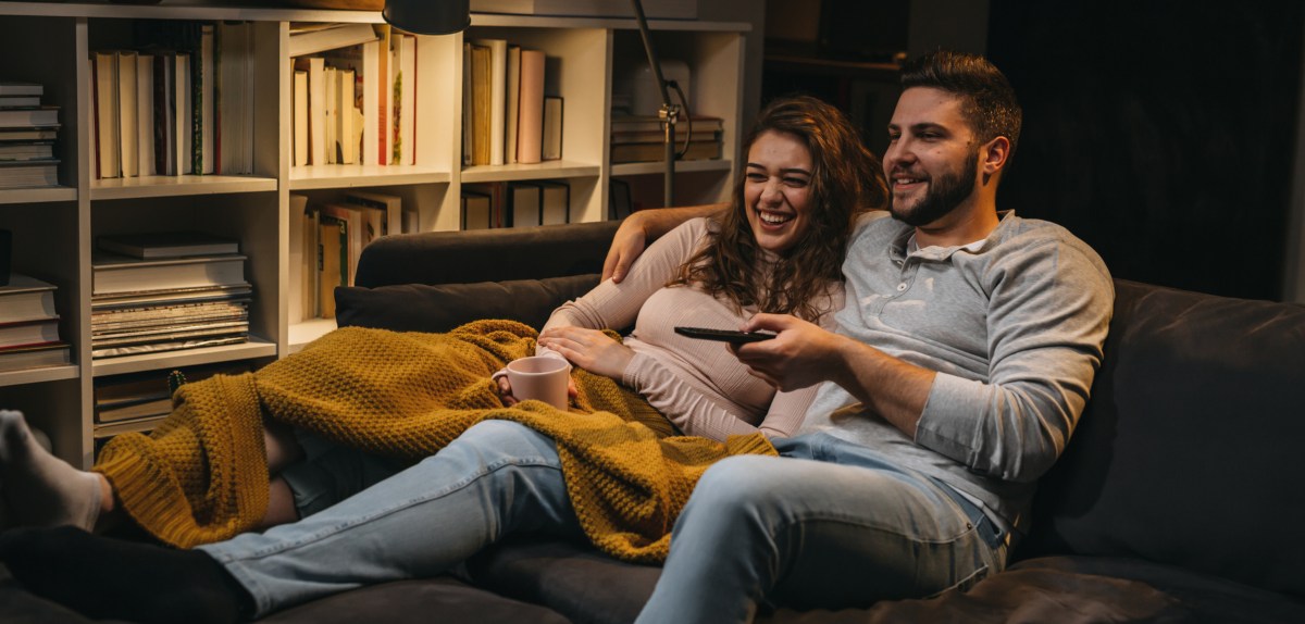 Zwei Menschen vor einem Fernseher