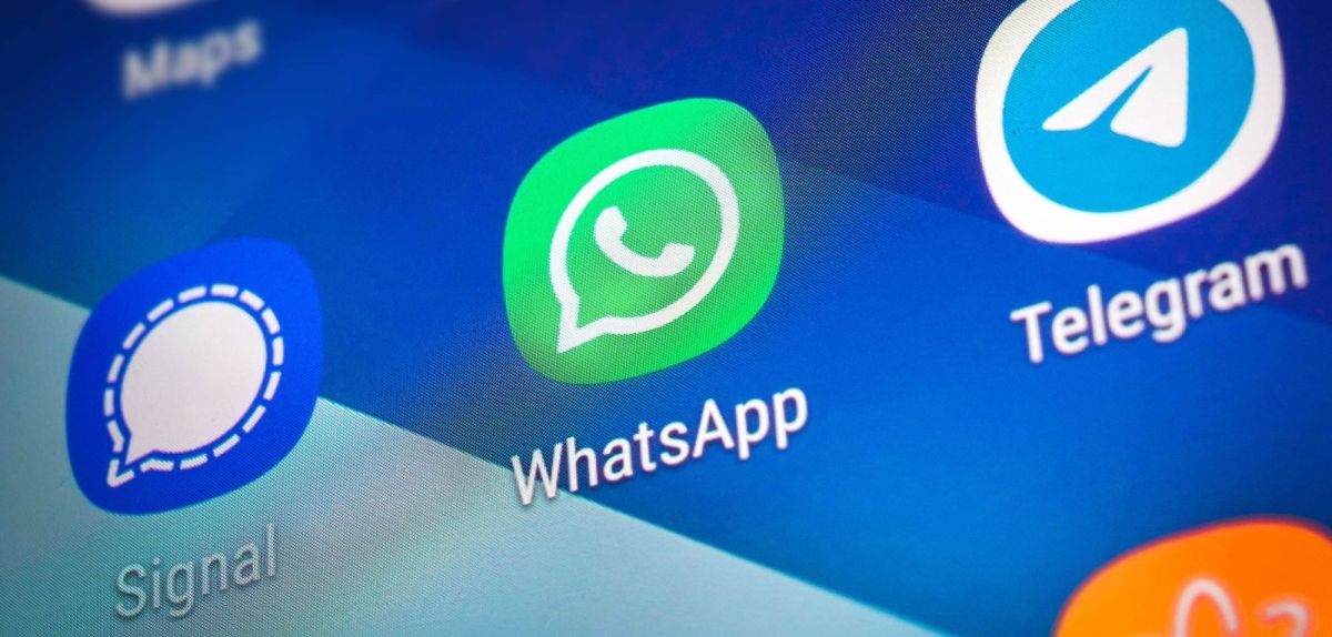 Signal, WhatsApp und Telegram auf dem Handy.