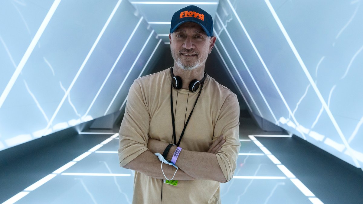 Regisseur Roland Emmerich am Set seines neuen Streifens "Moonfall".. © © 2021 Lionsgate/Reiner Bajo