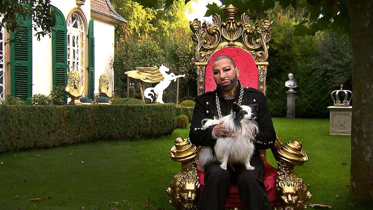 Designer Harald Glööckler mit seinem Hund Billy King.. © RTL / Endemol Shine