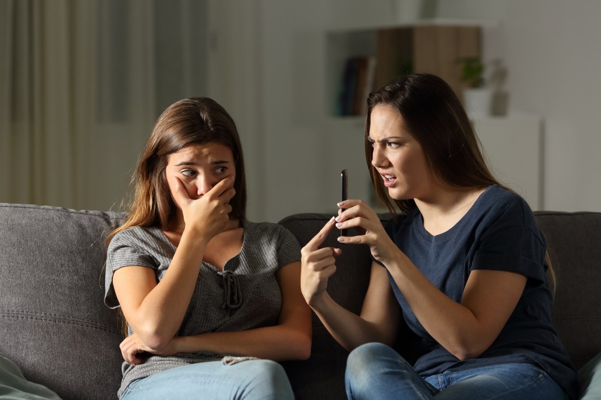 Frauen am Handy peinlich berührt