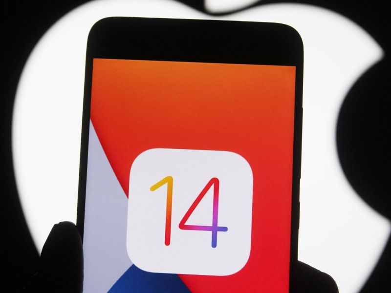 iPhone mit iOS 14-Logo