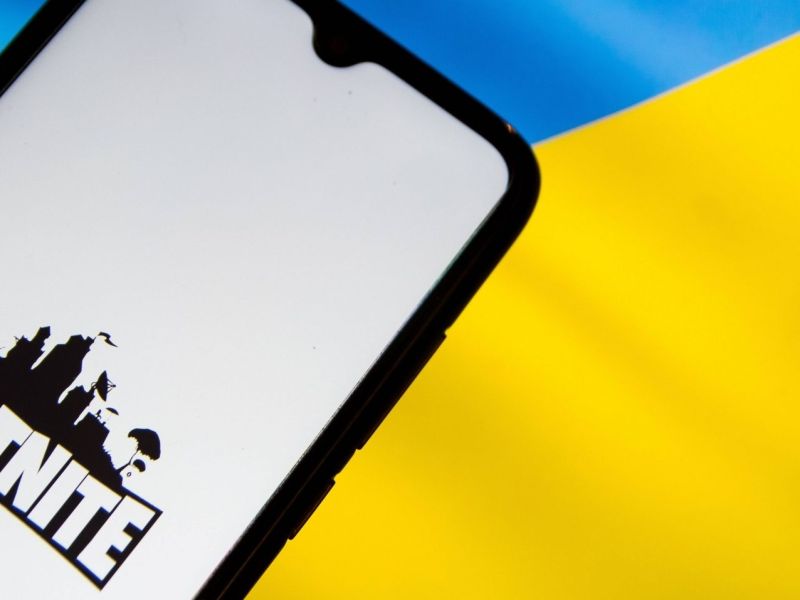 Handy mit "Fortnite" vor ukrainischer Flagge.