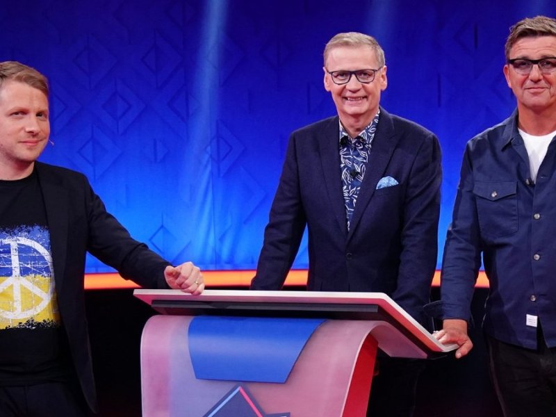 Oliver Pocher (li.) führt durch das Quiz-Duell zwischen Günther Jauch und Hans Sigl (re.).. © RTL / Stefan Gregorowius