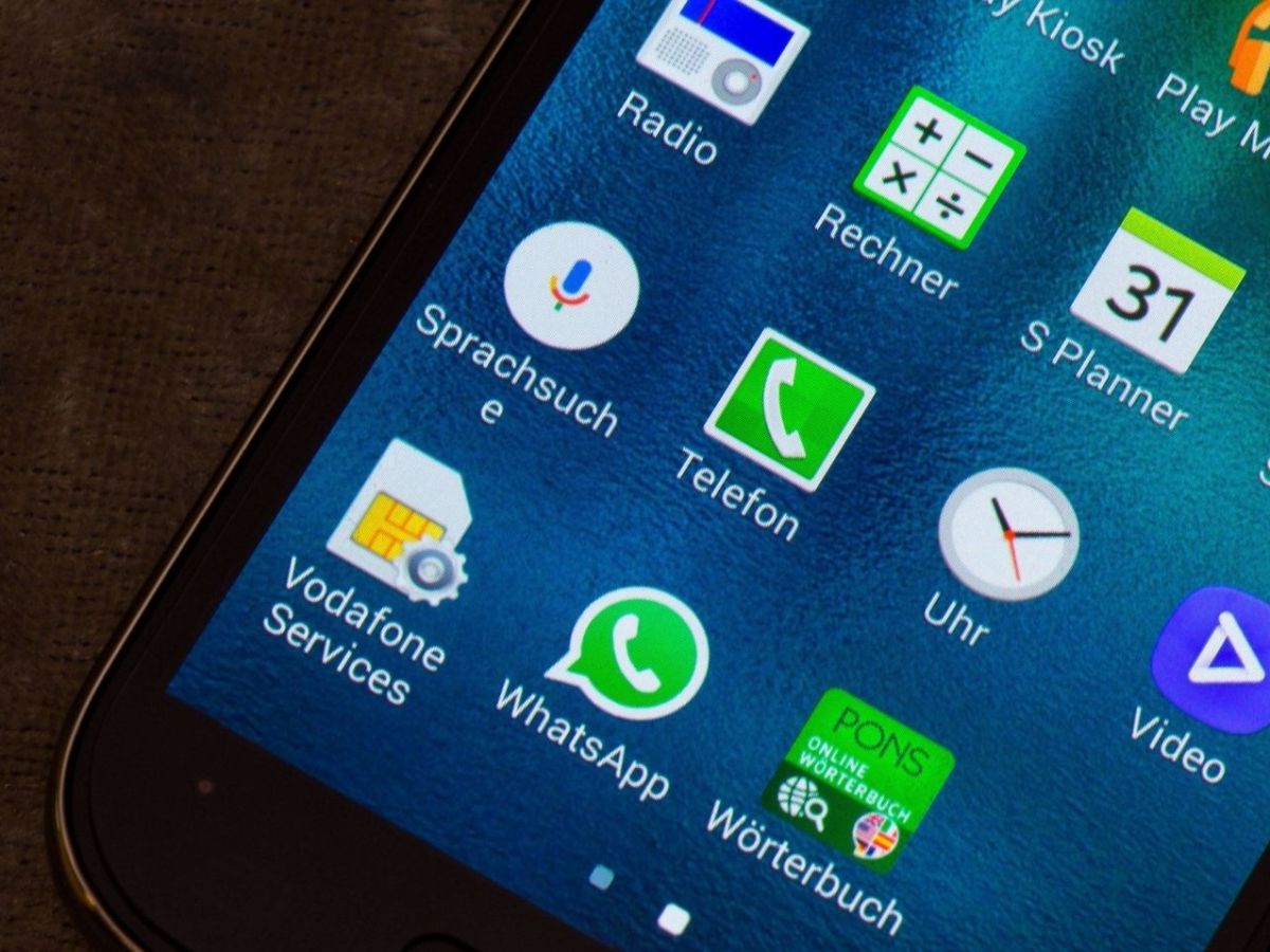 Ein Handy mit mehreren installierten Apps.