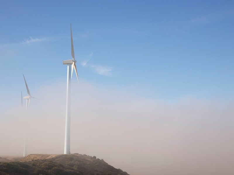 Windräder in einer Nebelbank