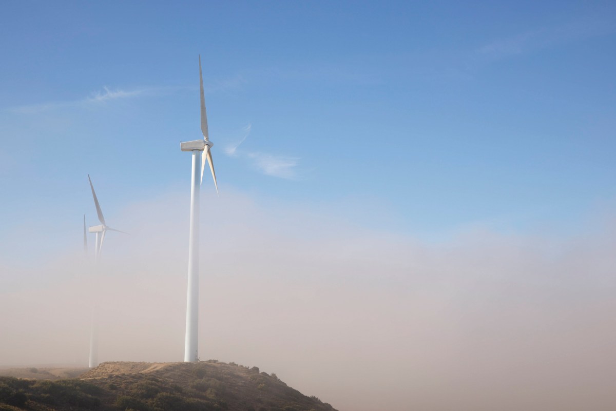 Windräder in einer Nebelbank