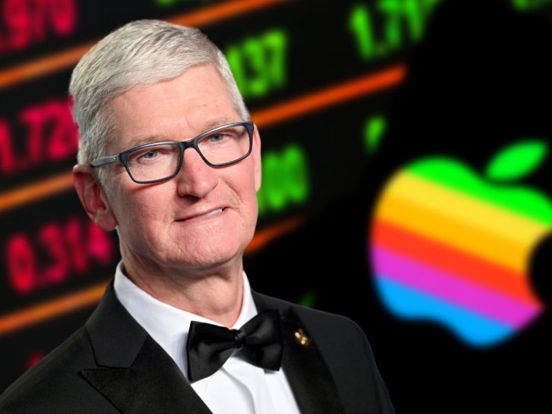 Tim Cook vor einem Apple-Logo