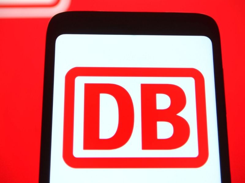 Deutsche Bahn-Logo auf einem Smartphone