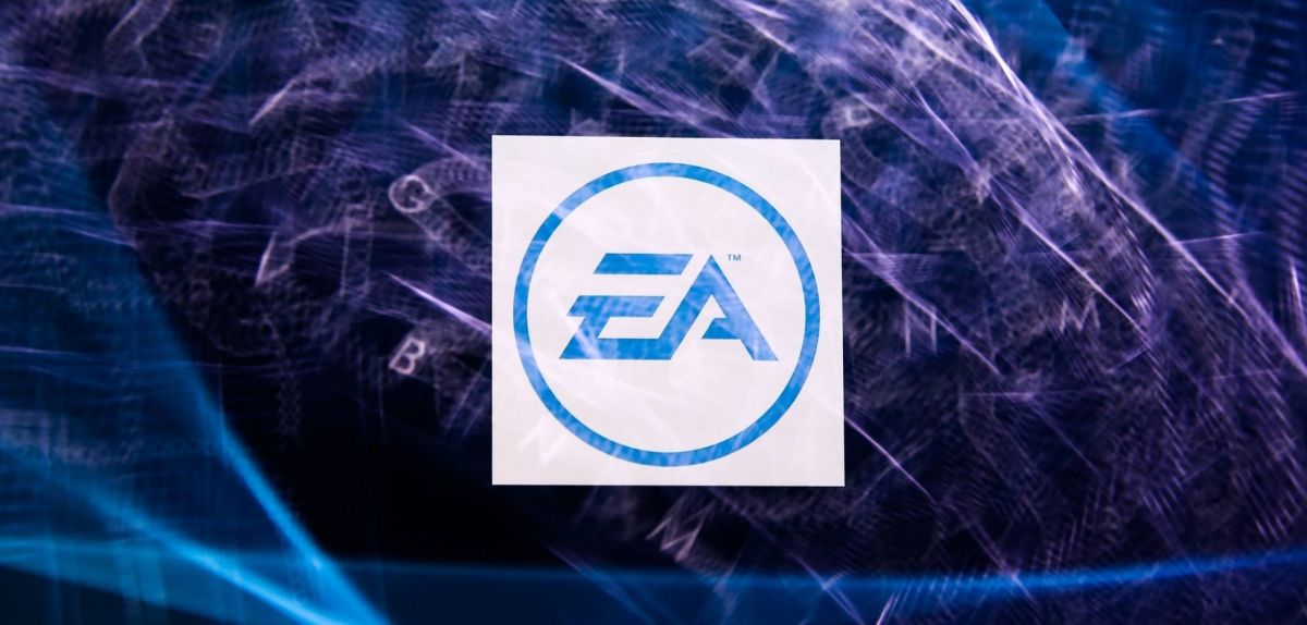 Logo von Electronic Arts (EA), im Hintergrund eine Computer-Tastatur.