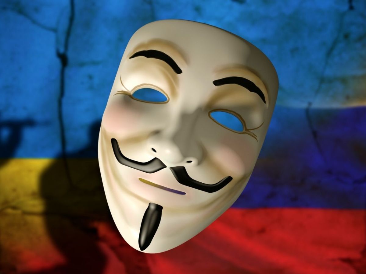 Guy Fawkes-Maske vor einer Russland- und einer Ukraine-Flagge