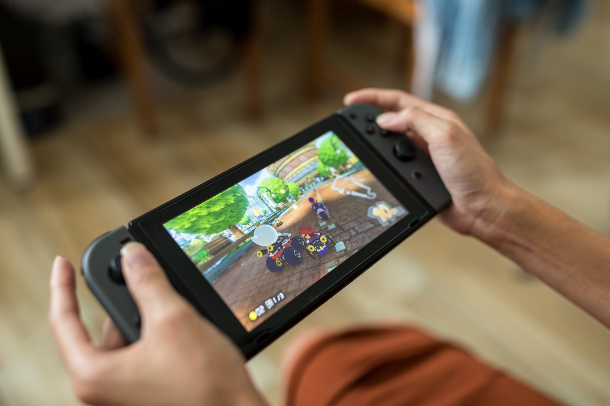 Nintendo Switch wird in Händen gehalten