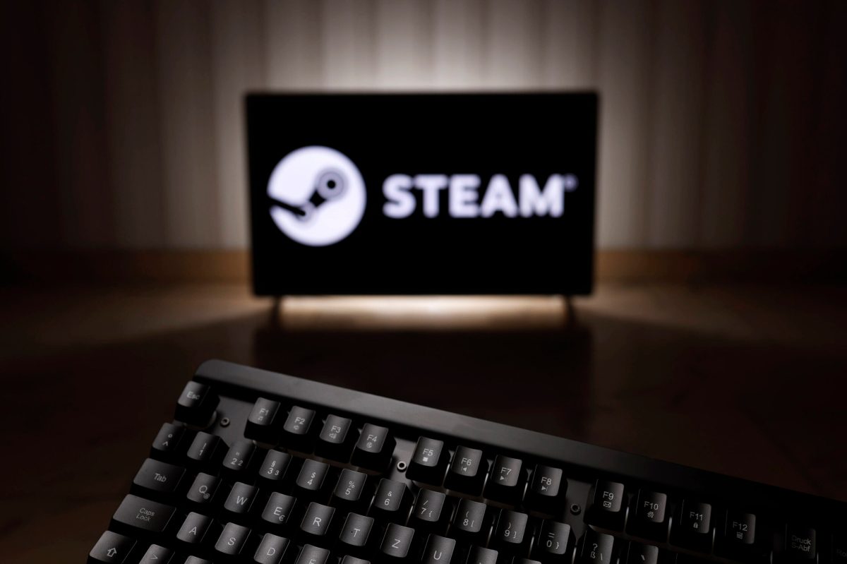 Steam Logo vor Tastatur auf TV