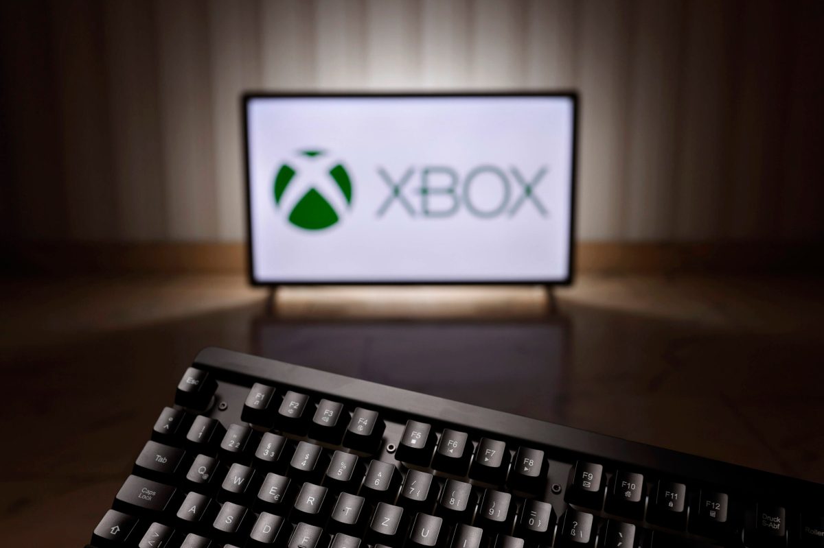 Xbox Logo auf Fernseher vor Tastatur