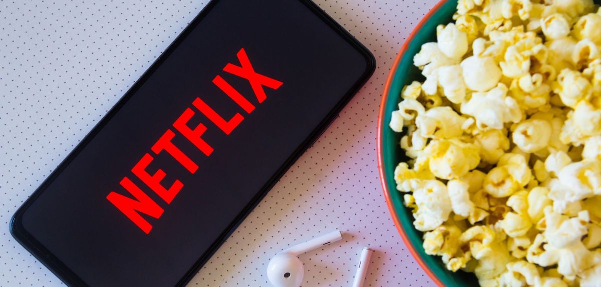 Handy mit Netflix Logo und Popcorn