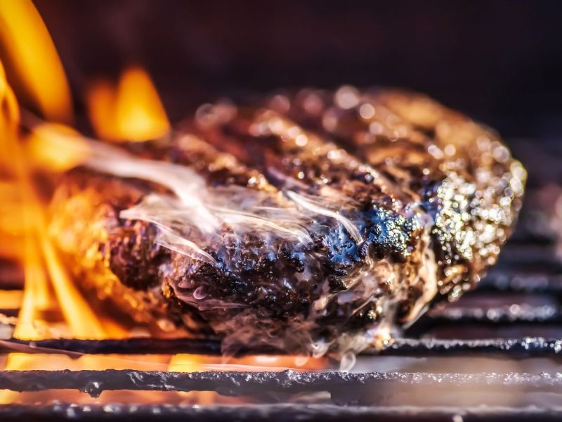 Burger-Patty auf dem Grill