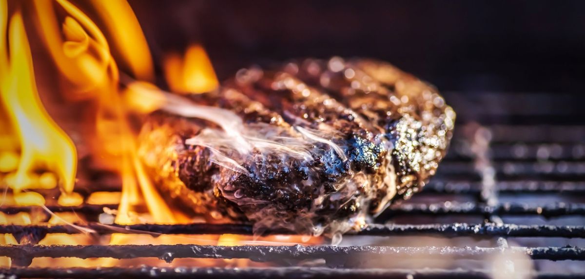 Burger-Patty auf dem Grill