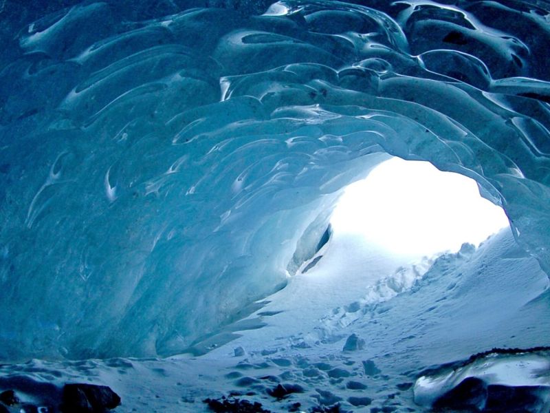 Höhle unter dem Eis