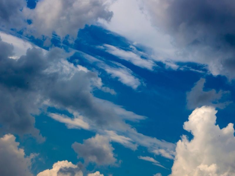 Weiße einsame Wolke, im Hintergrund der blaue Himmel