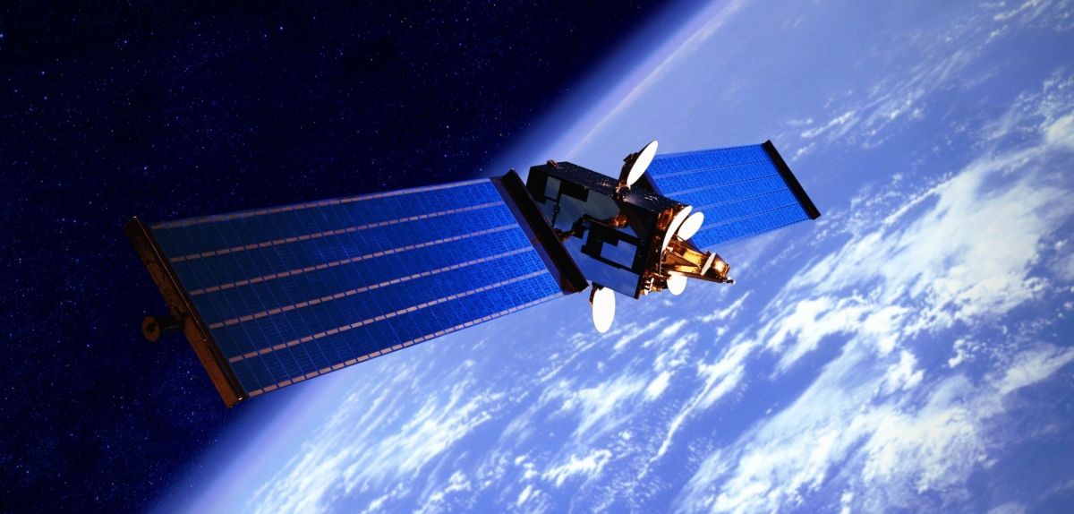 Satellit im Orbit der Erde