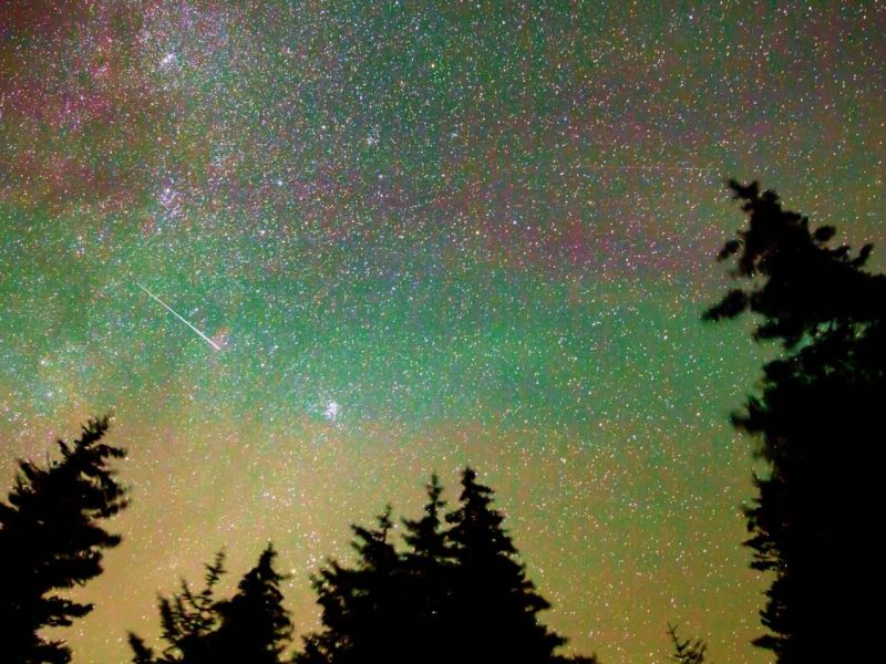 Meteorit vor Nordlichtern