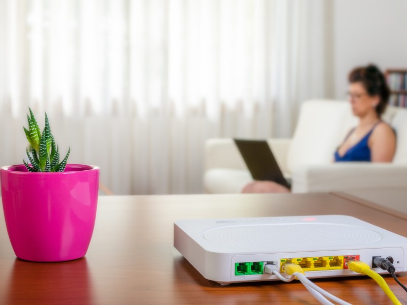 Router mit LAN-Kabeln