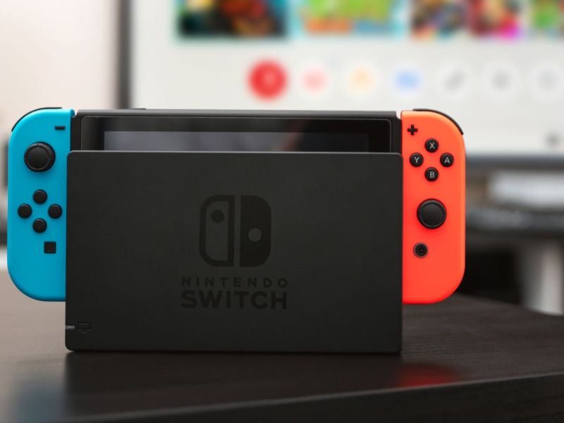 Nintendo Switch in Docking-Station auf einem Tisch.