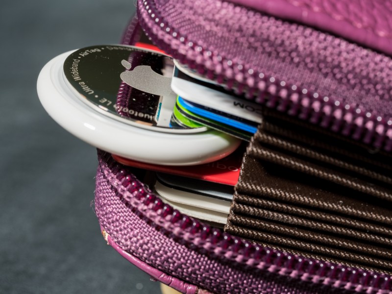 Apple AirTag steckt in einem Portemonnaie